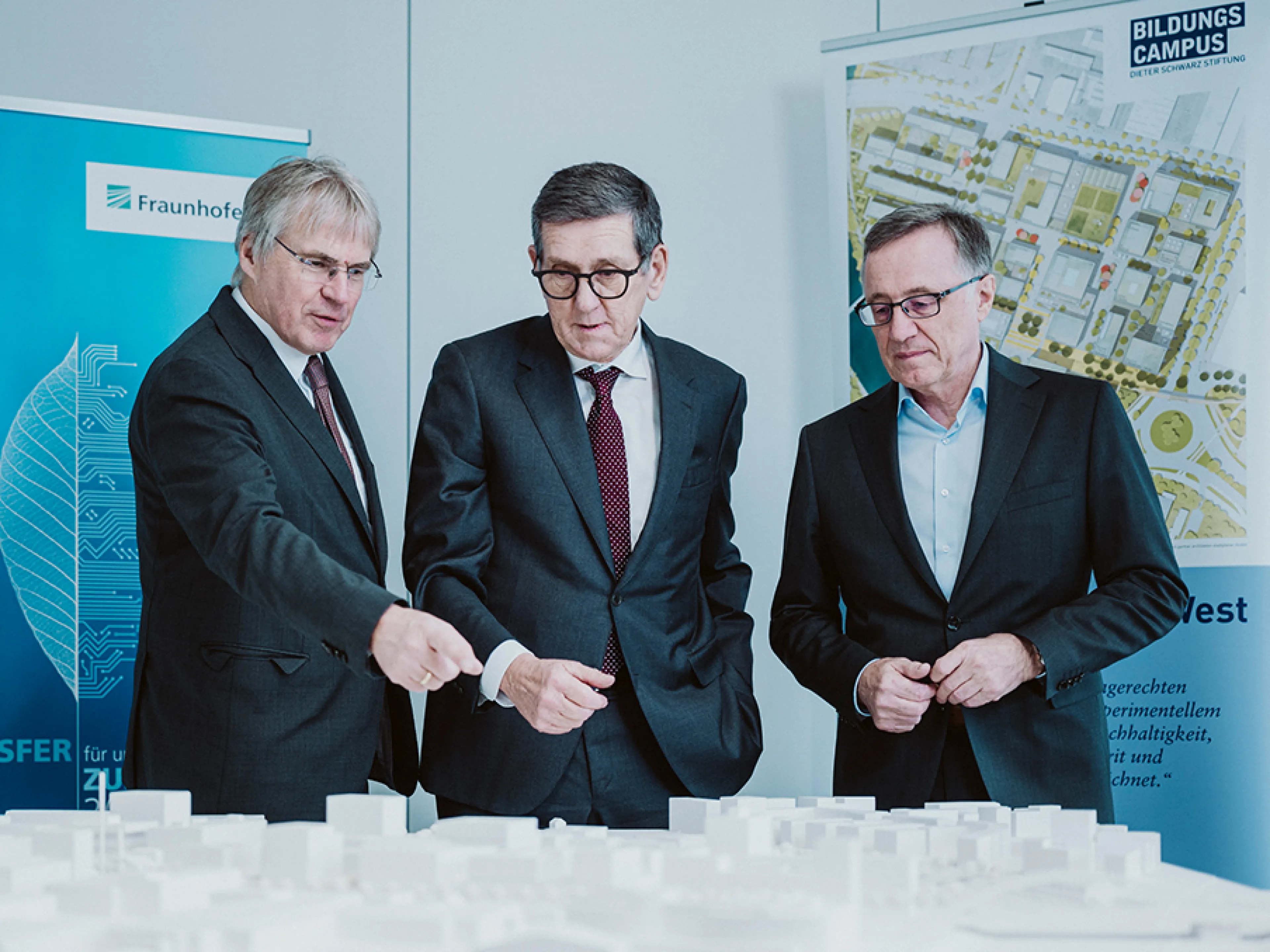 Mithilfe der Förderung der Dieter Schwarz Stiftung wird die Fraunhofer-Gesellschaft ihre bisherigen Aktivitäten in Heilbronn deutlich ausbauen. V.l.n.r.: Prof. Holger Hanselka (Präsident der Fraunhofer- Gesellschaft), Prof. Reinhold Geilsdörfer (Geschäftsführer der Dieter Schwarz Stiftung) und Prof. Wilhelm Bauer (Institutsleiter des Fraunhofer IAO)
