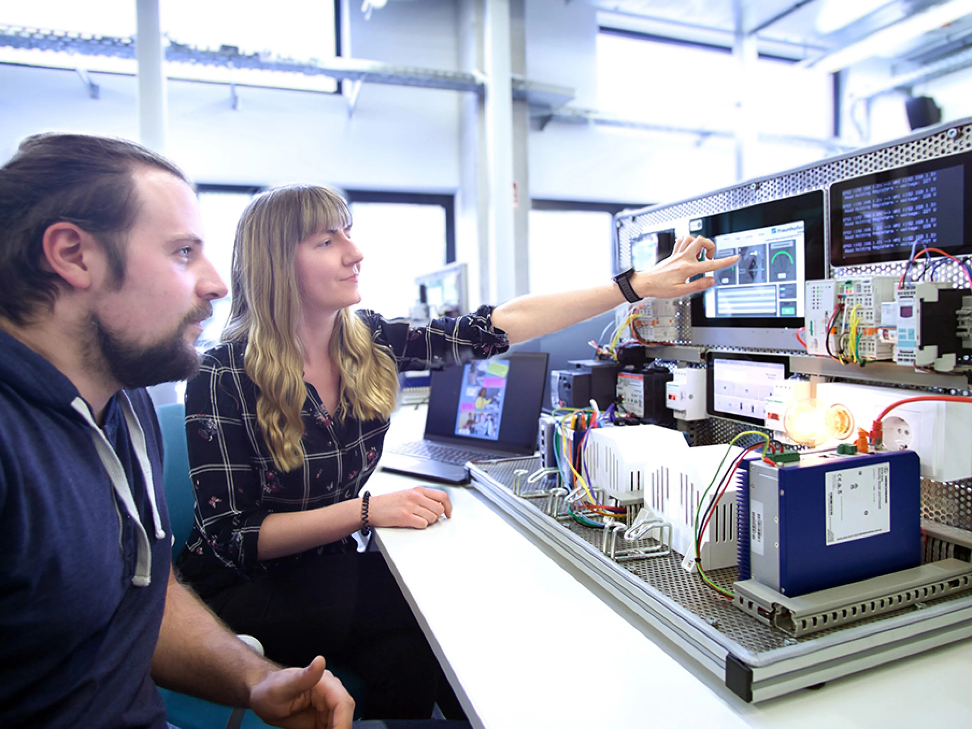Mobile IT/OT-Hardwaredemonstratoren, die im neuen Schulungsformat „Hack the Grid: Mission OT-Sicherheit für Energie- und Wasserversorgung“ zum Einsatz kommen, Bild: Martin Käßler, Fraunhofer IOSB-AST Mobile IT/OT-Hardwaredemonstratoren, die im neuen Cyber-Sicherheit-Schulungsformat „Hack the Grid: Mission OT-Sicherheit für Energie- und Wasserversorgung“ zum Einsatz kommen