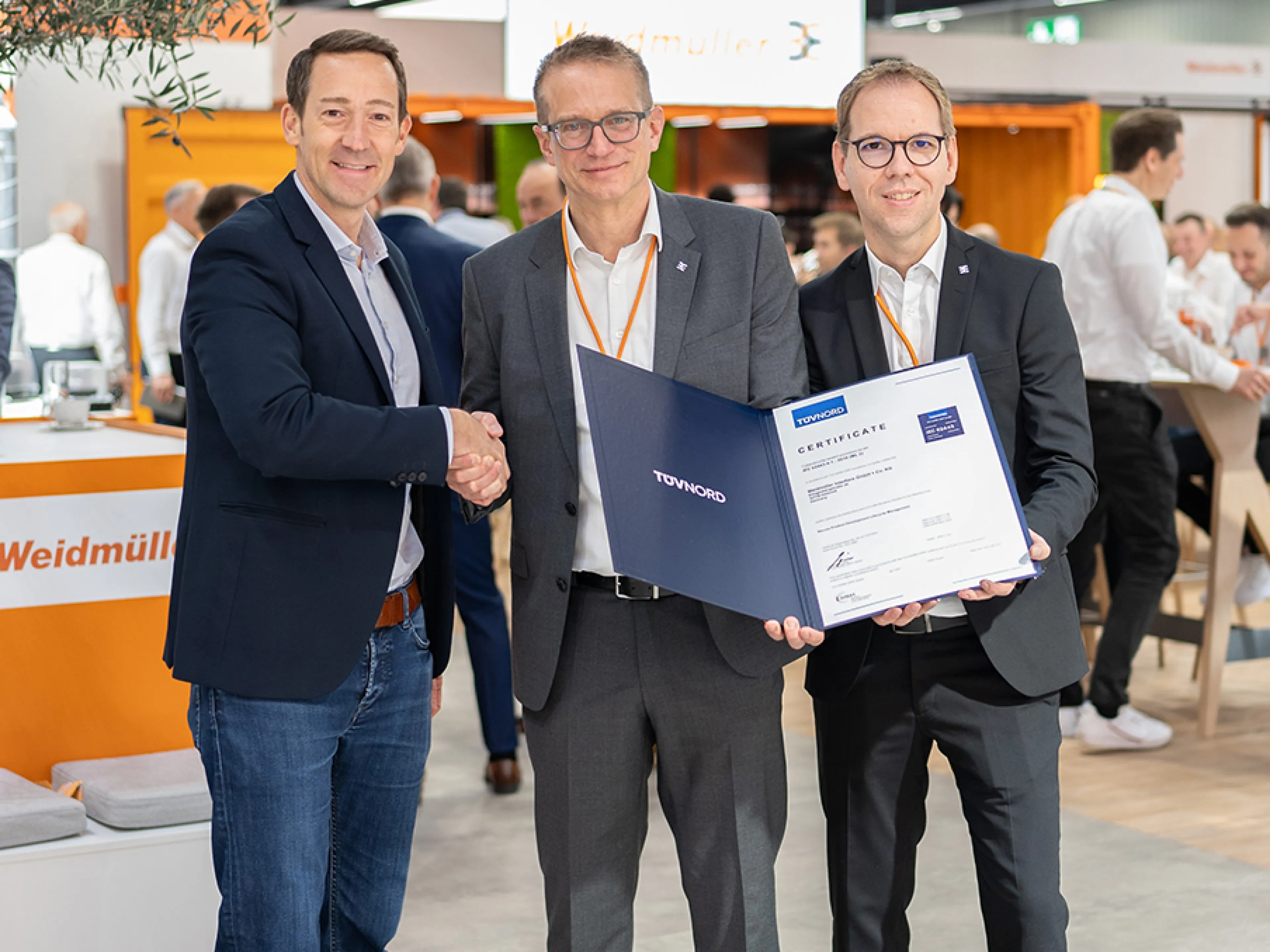 v.l.n.r. Matthias Springer, Leiter Funktionale Sicherheit & Security beim Tüv Nord Cert übergibt das Zertifikat an Dr. Thomas Bürger, EVP Automation Products and Solutions bei Weidmüller und Dr. Björn Griese, Leiter Product Security bei Weidmüller