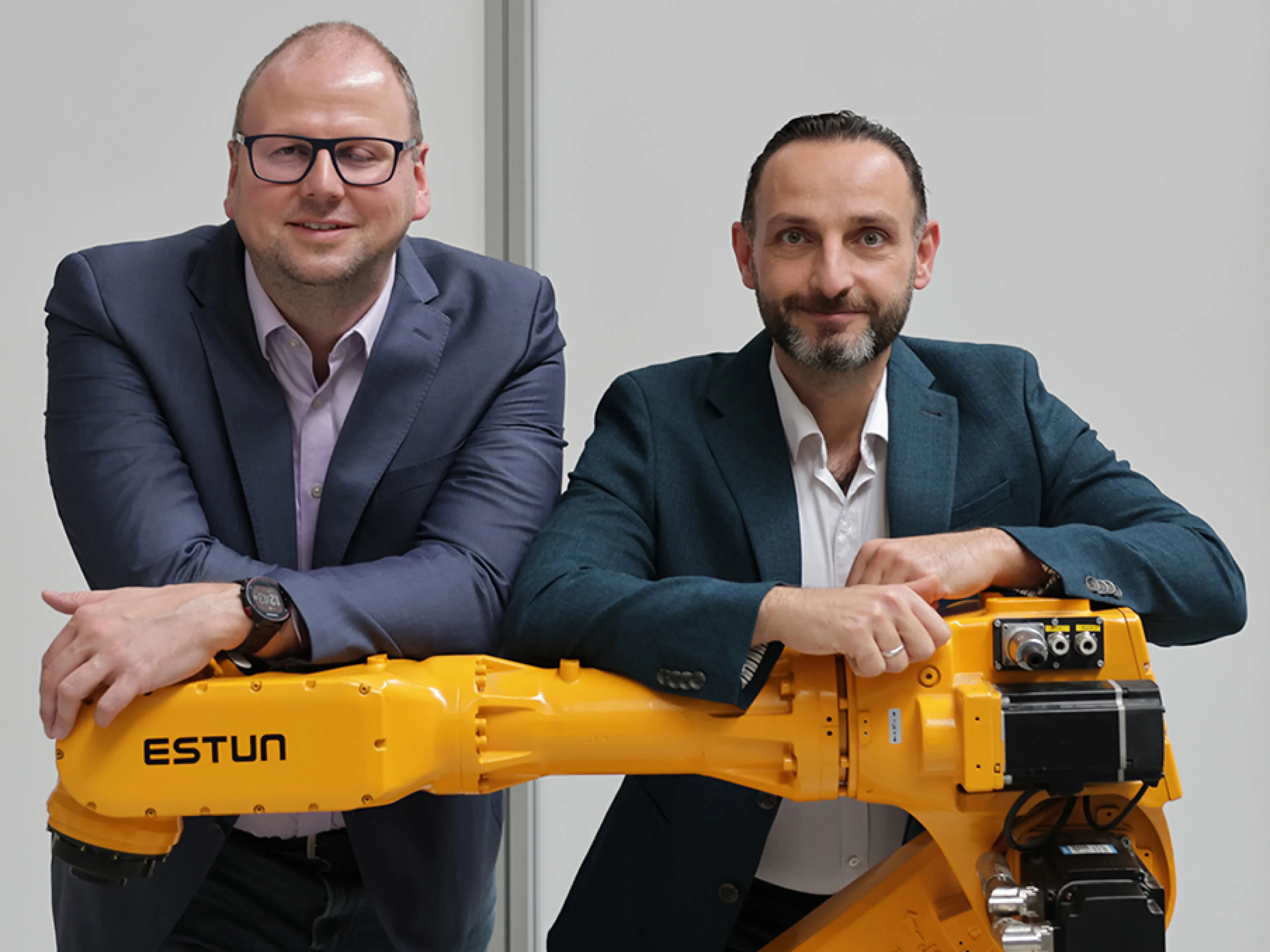 Zwei Botfellows: Sebastian Krusche (l.), Dr.-Ing. Mohamad Bdiwi (r.), Bild: Fraunhofer IWU Sebastian Krusche (l.), Dr.-Ing. Mohamad Bdiwi (r.) haben die Robotik-Software mitentwickelt