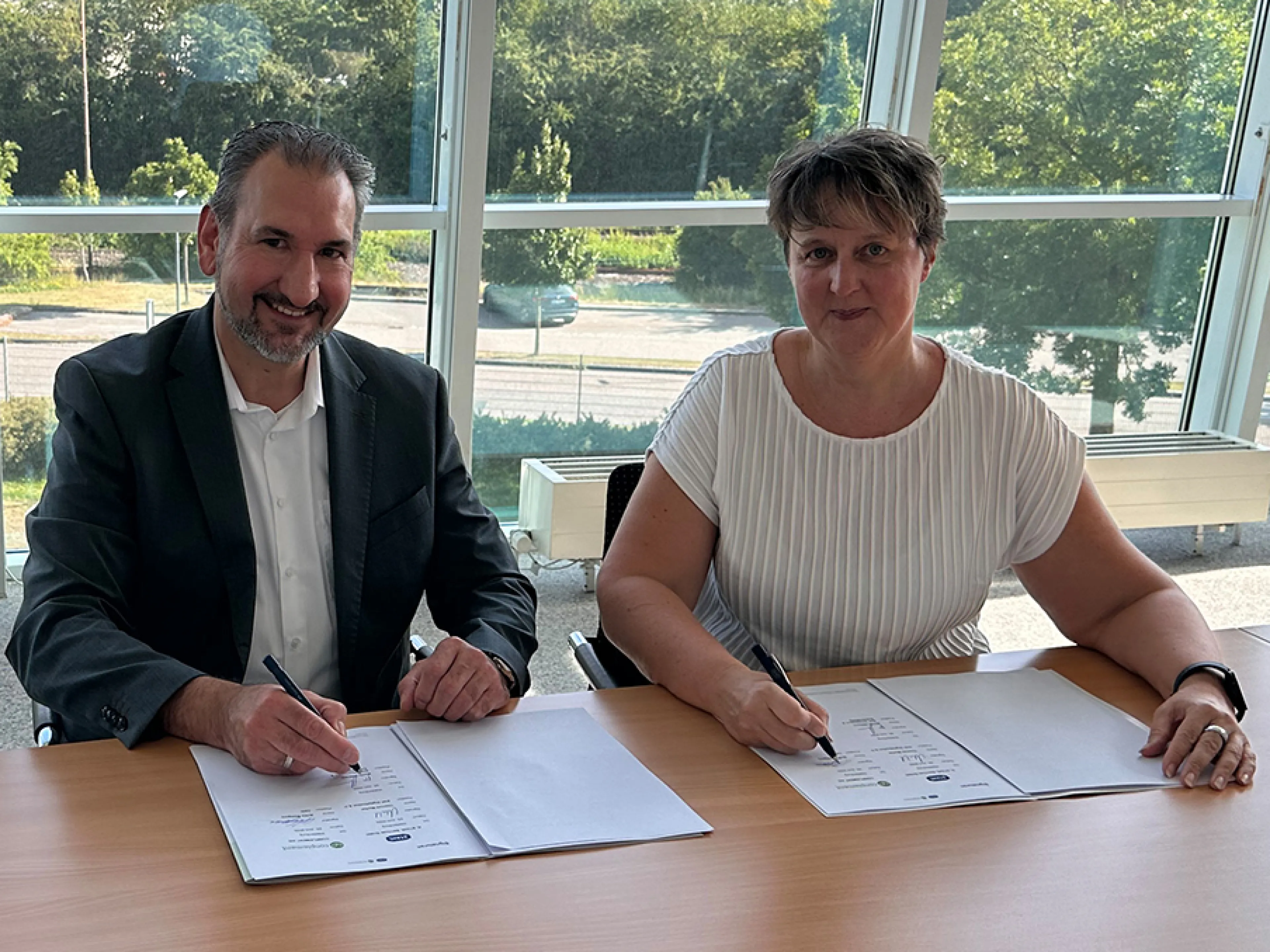 Tobias Popp, CCO R. Stahl und Britta Waligora, Vorstandsmitglied Conplement unterzeichnen die strategische Partnerschaft, der Beginn einer gemeinsamen Digital Twin Vision