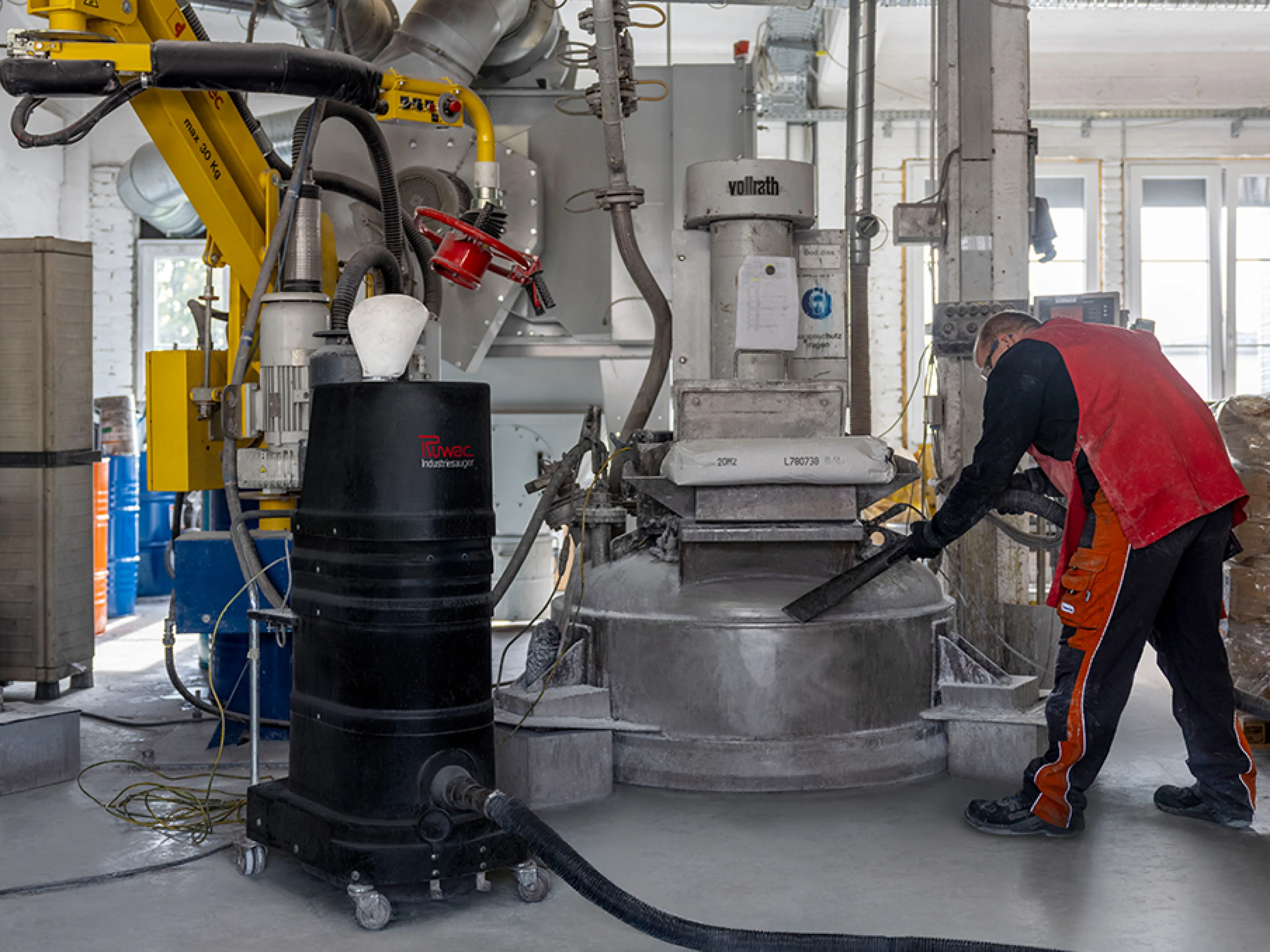 Bei der Lackherstellung werden pulverförmige Füllstoffe in lösemittelhaltige Vorlagen dosiert. Hier kommt ein Gas-Ex-Sauger von Ruwac zum Einsatz als kombinierter Gas- und Staubexplosionsschutz