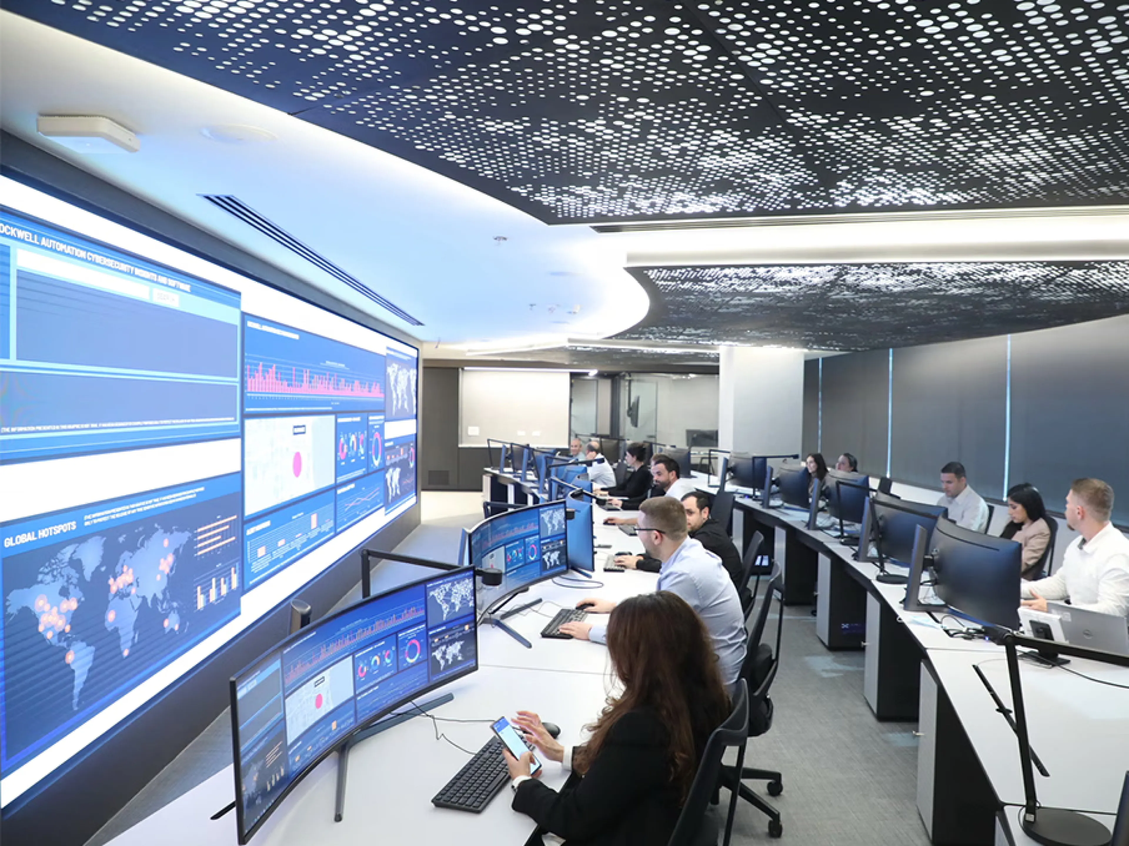 KI wird laut Cybersecurity-Studie von Rockwell Automation bereits von einigen Herstellern zur Risikobewältigung und Verstärkung der Abwehr eingesetzt
