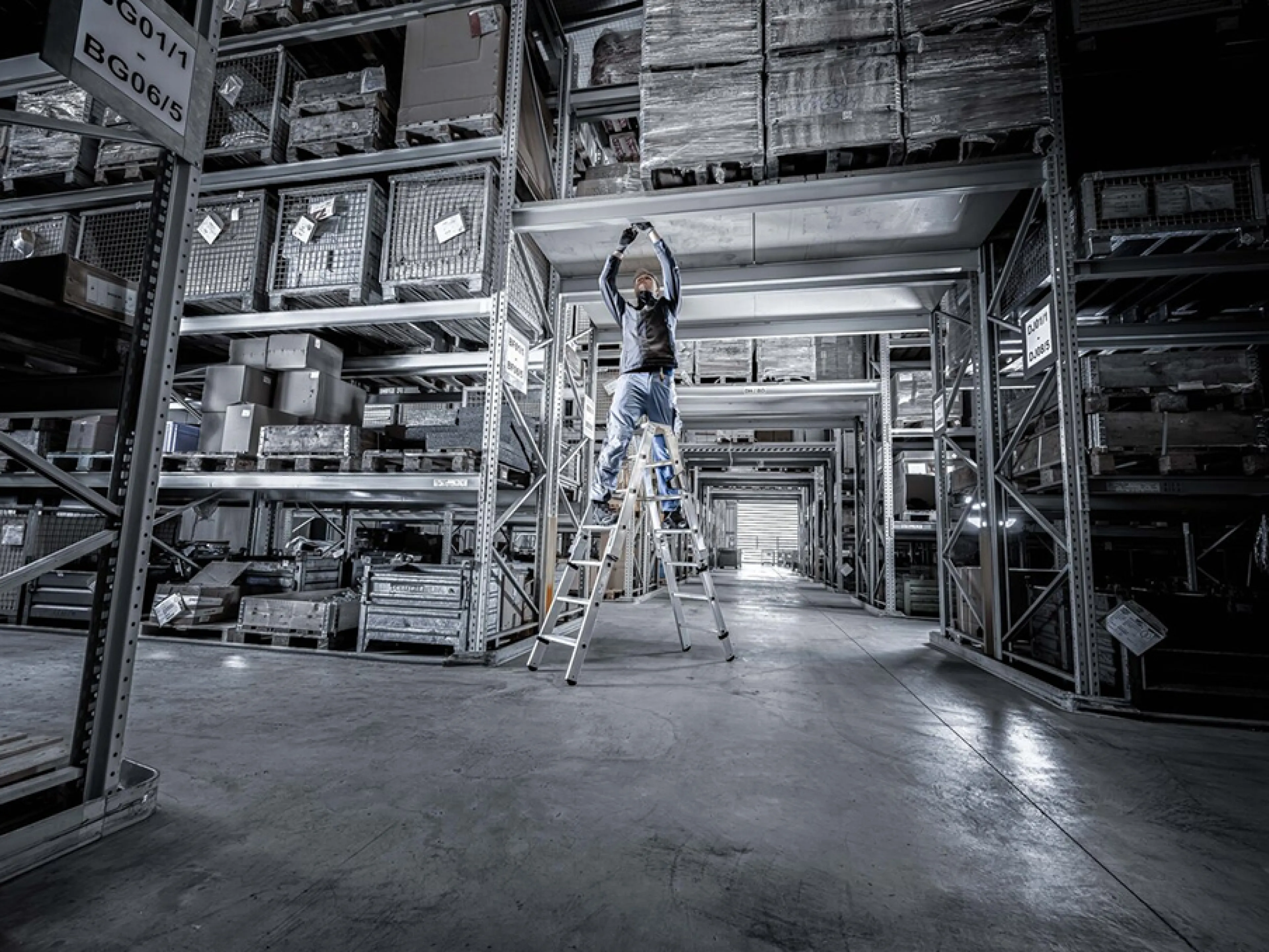 Modulare Steigtechnik wie beidseitig begehbare und steckbare Stufen-Stehleitern von Munk