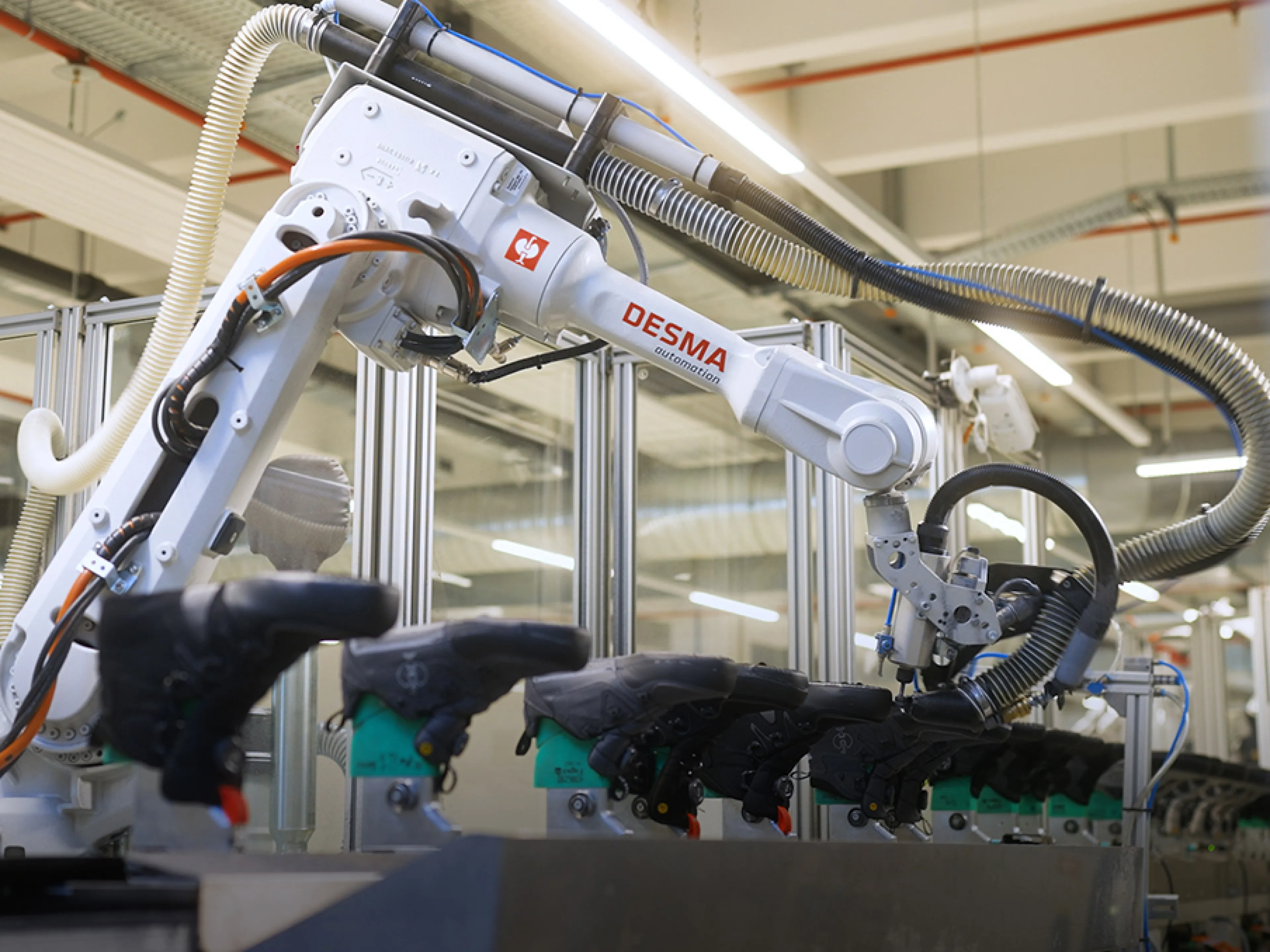 Der Schuhmaschinenhersteller Desma setzt auf Automatisierung und revolutioniert die Schuhproduktion – gemeinsam mit ABB Robotics seit über 40 Jahren