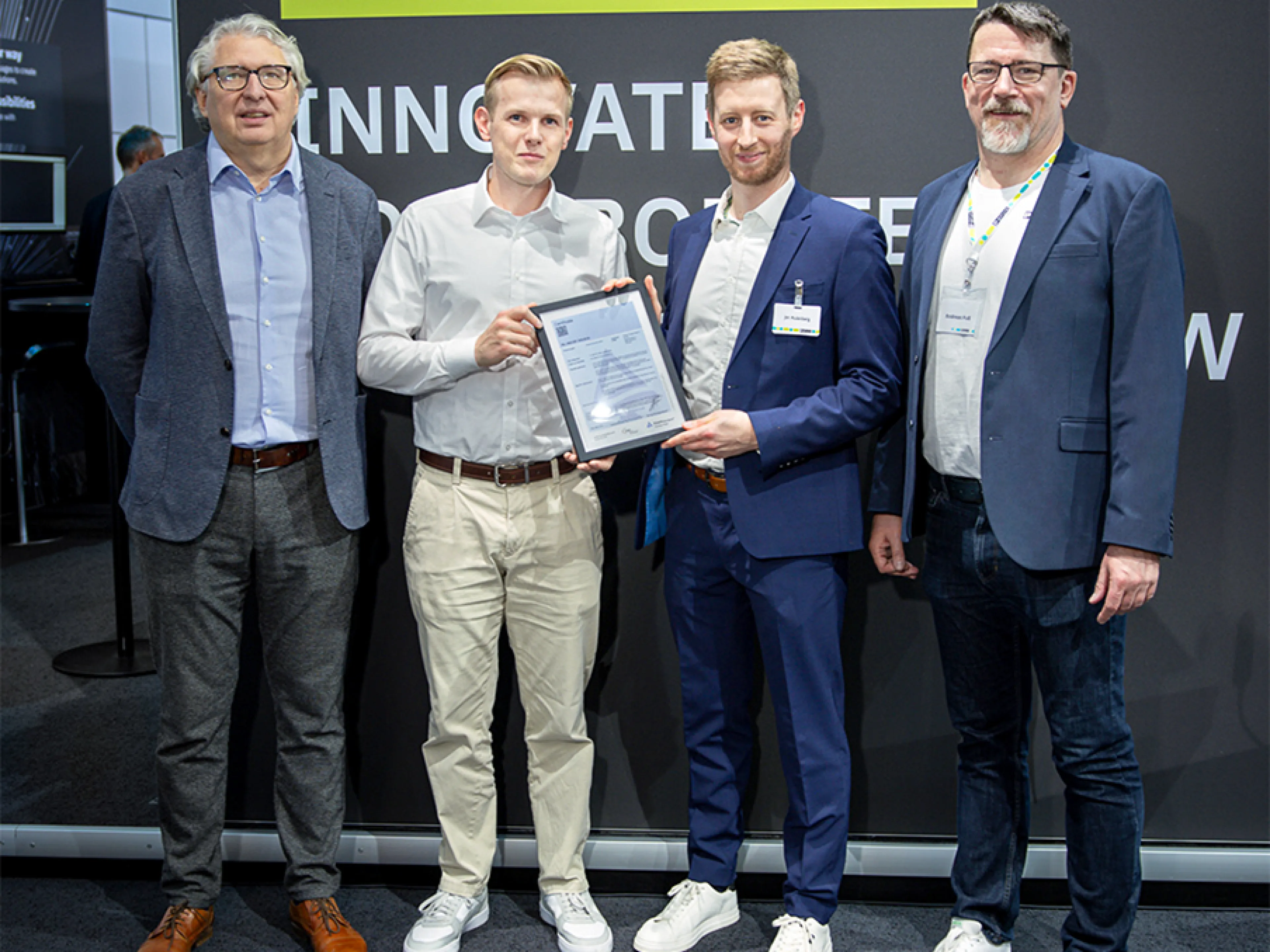 v.l.n.r.: Sergei Biberdorf und Tobias Timm (beide Tüv Rheinland Functional Safety & Cyber Security), Jan Aulenberg, Product Manager, Industrial Network Technology Phoenix Contact, und Andreas Fuß, Senior Specialist OT-Security, Industrial Network Technology Phoenix Contact, freuen sich über die Zertifizierung der Managed Switches