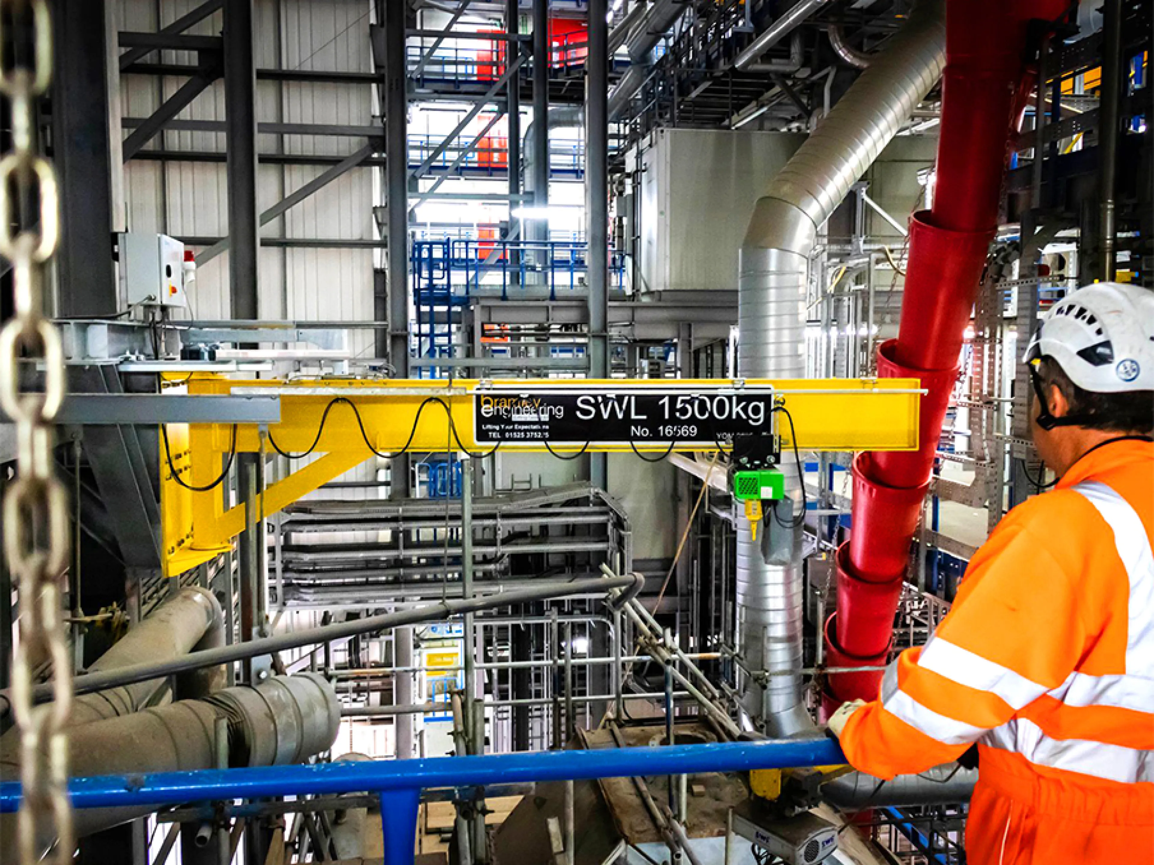 Neue Hebelösung mit dem Kettenzug „ST 20": Schwenkkran zur Wartung von Ascheabsauganlagen in beengten Verhältnissen