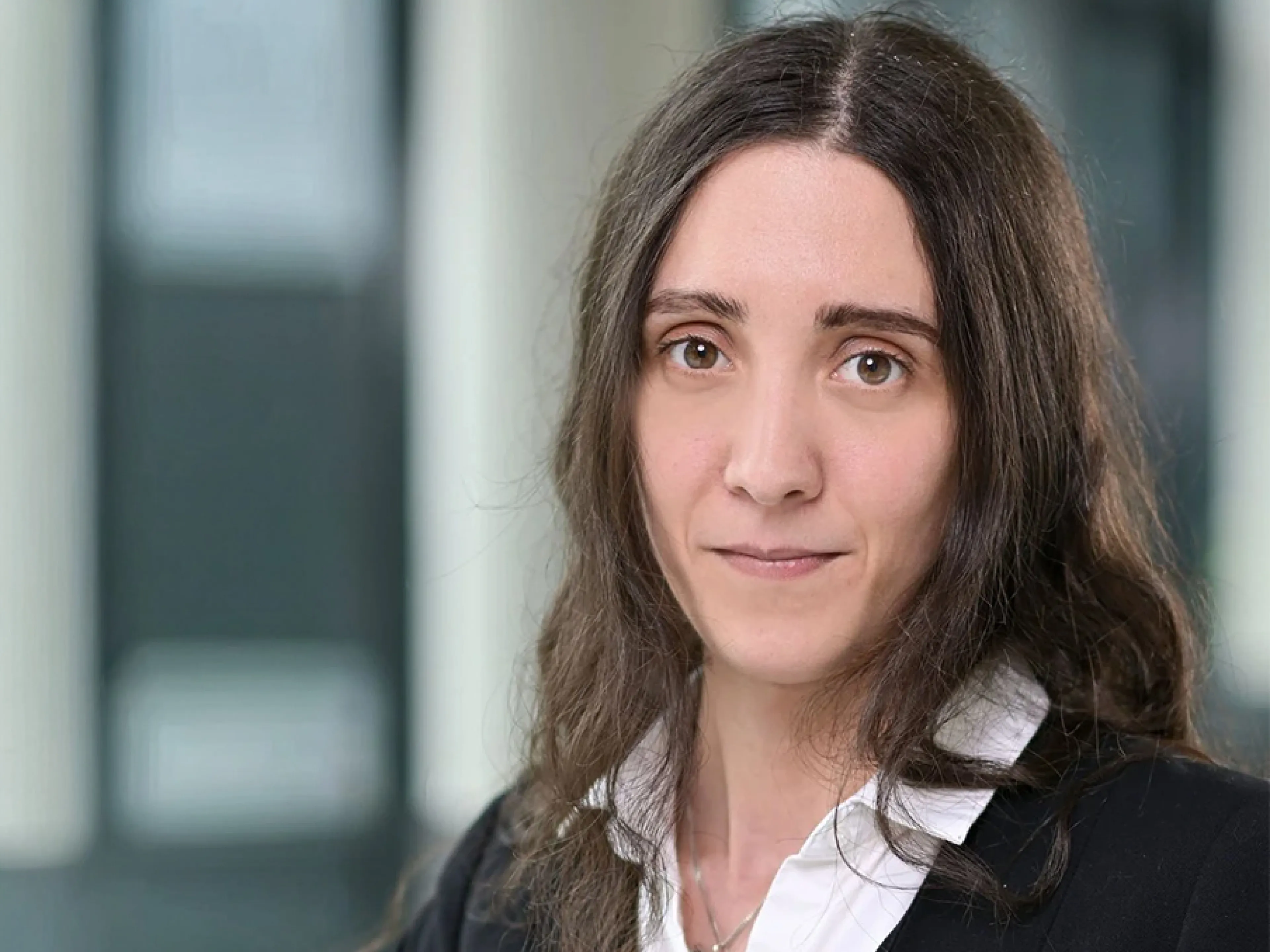 Samantha Murmann, Produktmanagerin Datenschutz & E-Health bei Tüvit, ist Expertin für Cybersecurity für KMU