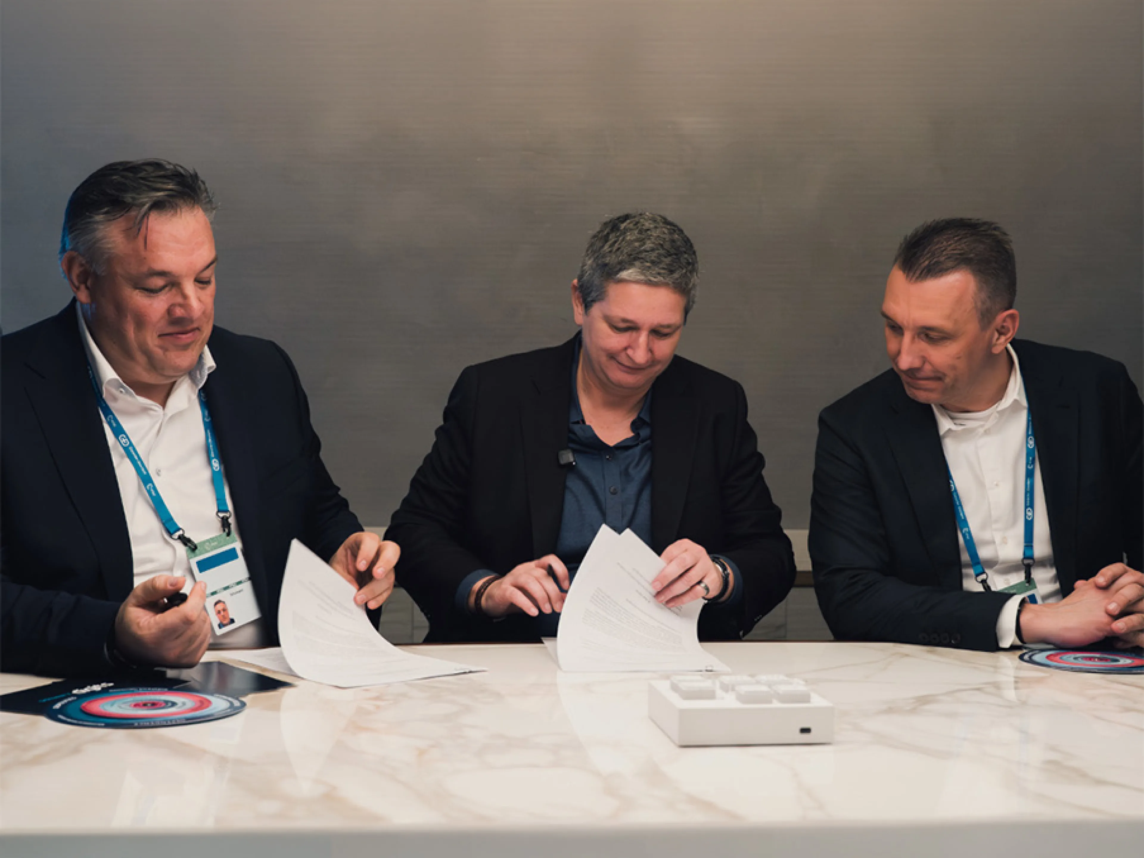 Rolf Schumann (Co-CEO Schwarz Digits), BSI-Präsidentin Claudia Plattner und Christian Müller (Co-CEO Schwarz Digits) vereinbaren im Rahmen der Münchner Sicherheitskonferenz eine strategische Partnerschaft zwischen BSI und Schwarz Digits