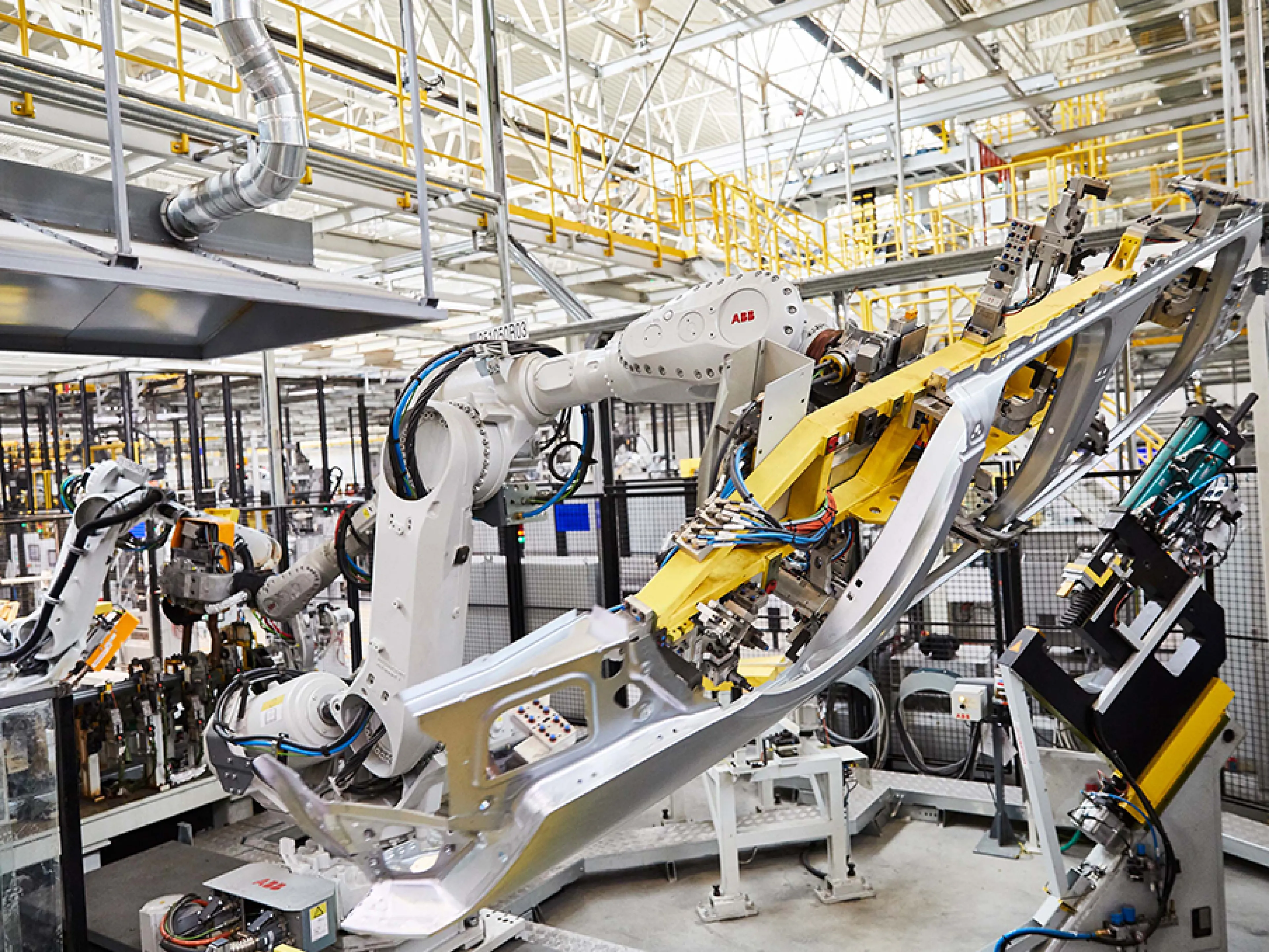 Cyber-Sicherheit Automobilindustrie: Cybersecurity rangiert durchweg vor Themen wie Kostensenkung, KI und flexibler Fertigung