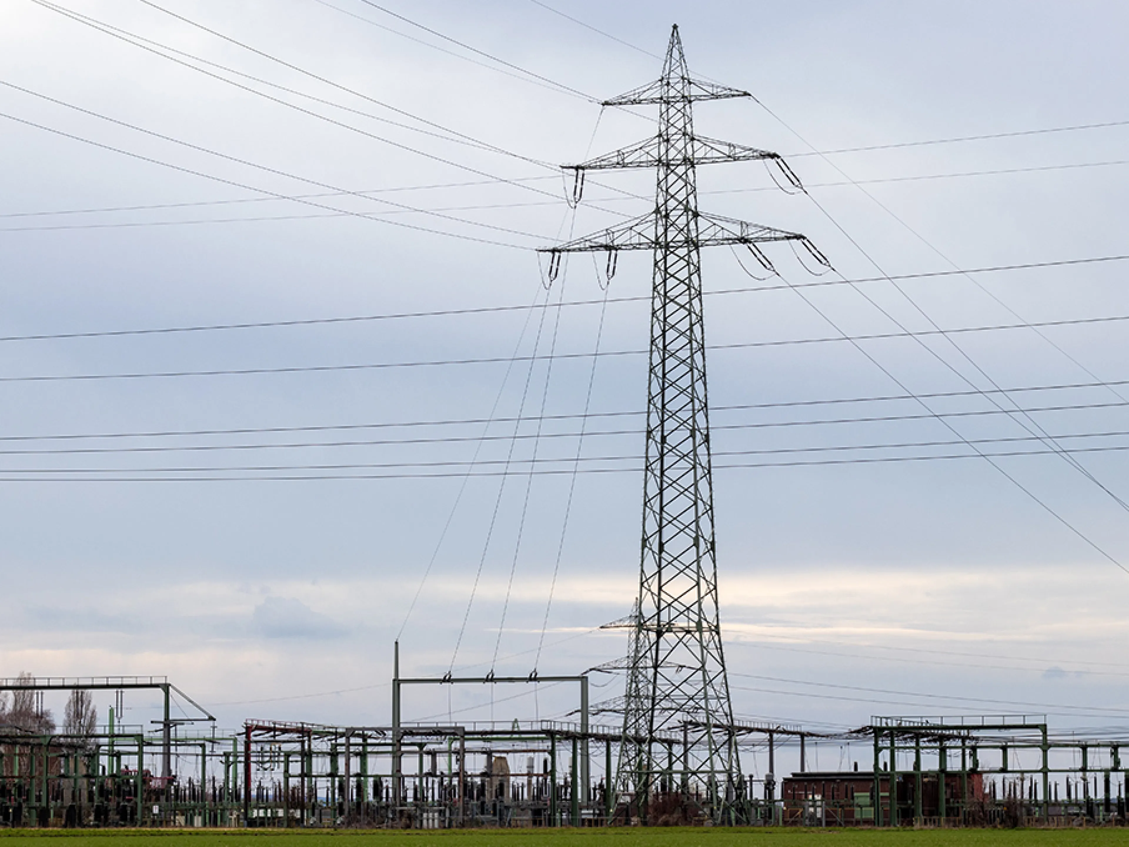 Um kritische Infrastrukturen besser gegen Krisen und Cyber-Angriffe zu schützen, fordert der Tüv-Verband verbindliche Standards für Resilienz und Notbetrieb