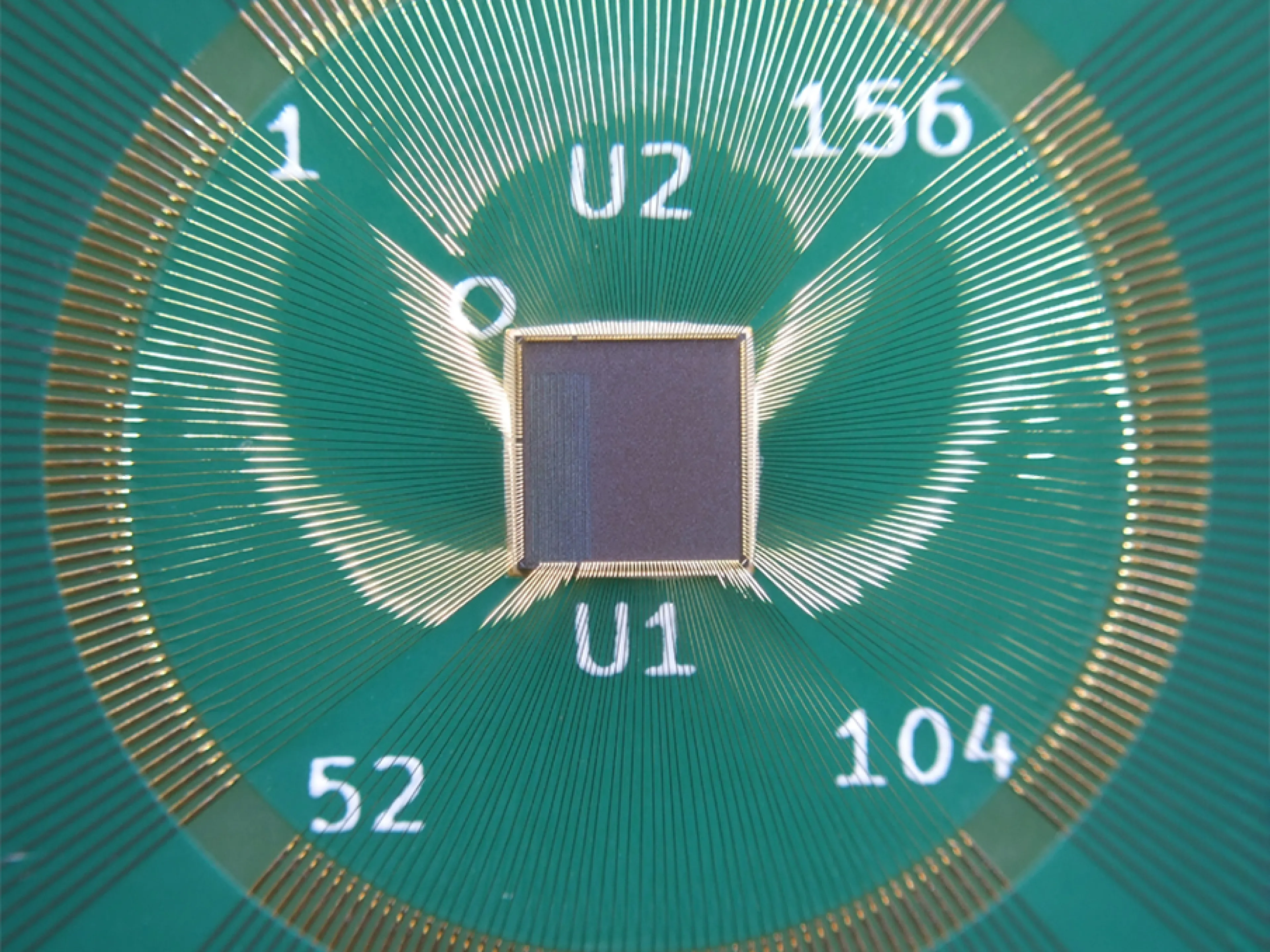 Gebondeter Sicherheitschip: Das RISC-V Secure Element ist auf einem Träger befestigt und über Bonddrähte elektrisch mit ihm verbunden