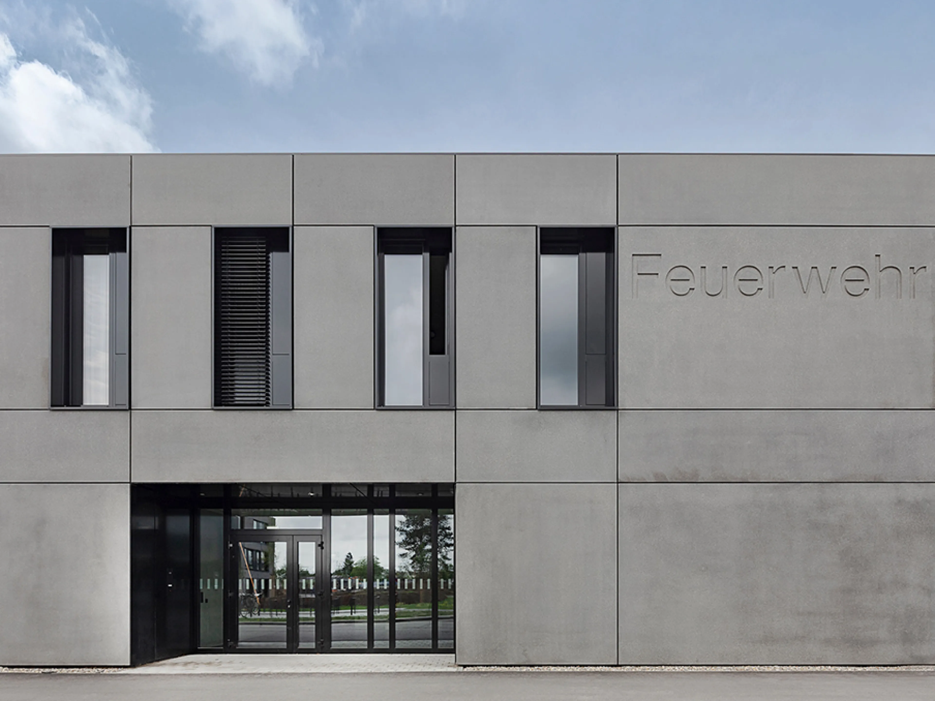 Explosionsschutz: Für die Gebäude in der Raffinerie Bayernoil waren unterschiedliche Fenster-, Tür- und Fassadenelemente vorgesehen. Die Bandbreite reicht von Festverglasungen über Öffnungsflügel bis hin zu Schiebeelementen und mehrflügeligen Türen