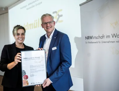 Mona Neubaur, Ministerin für Wirtschaft, Industrie, Klimaschutz und Energie des Landes Nordrhein-Westfalen, überreicht die Auszeichnung an Dr. Sebastian Durst, Chief Executive Officer von Weidmüller