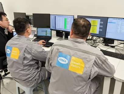 Das Team von Hima und BASF führt die automatische Prüfung aller Funktionen sowie die automatische Erstellung der zugehörigen Prüfnachweise durch, Bild: Hima Group Das Team von Hima und BASF führt die automatische Prüfung aller Funktionen sowie die automatische Erstellung der zugehörigen Prüfnachweise durch