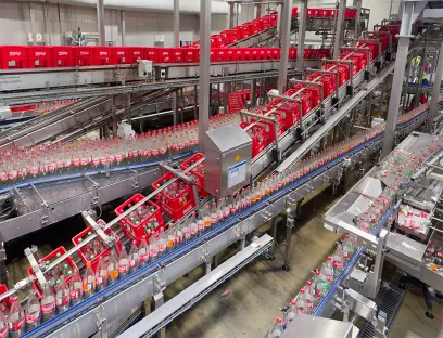Betrieb bei Coca-Cola am laufenden Band, ein ungeplanter Stillstand würde immense Kosten verursachen