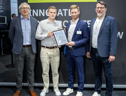 v.l.n.r.: Sergei Biberdorf und Tobias Timm (beide Tüv Rheinland Functional Safety & Cyber Security), Jan Aulenberg, Product Manager, Industrial Network Technology Phoenix Contact, und Andreas Fuß, Senior Specialist OT-Security, Industrial Network Technology Phoenix Contact, freuen sich über die Zertifizierung der Managed Switches