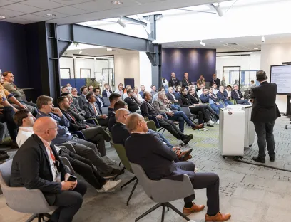 Rund 100 Logistikexperten aus Industrie und Handel besuchten anlässlich des Logistiktags von Unitechnik Systems das „DIGI:LAB“ am Standort Wiehl