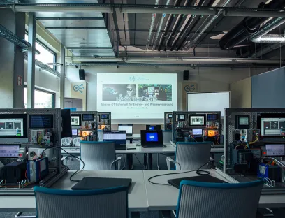 Der Bundesrat stimmt dem Kritis-Dachgesetz zu. Schulungen zur Erfüllung aller Anforderungen bietet das Lernlabor Cybersicherheit für die Energie- und Wasserversorgung von Fraunhofer IOSB-AST