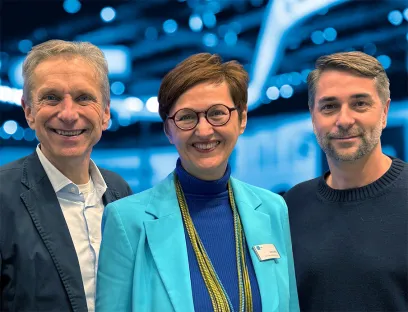 Softing Industrial wird zertifizierter Partner von Insys Icom, v.l.n.r.: Eduard B. Wagner und Anna Wels (Insys Icom) und Thomas Hilz (Softing Industrial)