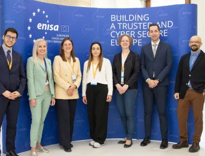 Zusammenarbeit im Rahmen des Cyber Resilience Act - „AdCo CRA“ in Athen, v.l.n.r: Tommaso Bernabo (DG Connect), Perit Kirkmann-Raave (Enisa), Maika Fohrenbach (DG Connect), Xenia Kyriakidou (Digital Security Authority Zypern - Vice-Chair AdCo CRA), Anna Schwendicke (BSI - Chair AdCo CRA), Luis Miguel Vega Fidalgo (DG Connect), Razvan Gavrila (Enisa)