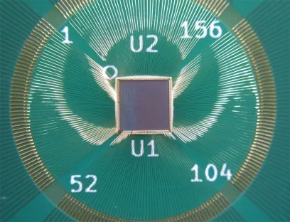 Gebondeter Sicherheitschip: Das RISC-V Secure Element ist auf einem Träger befestigt und über Bonddrähte elektrisch mit ihm verbunden