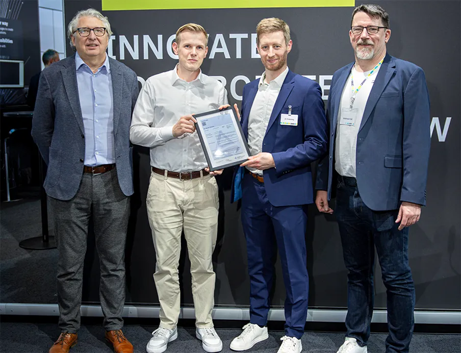 v.l.n.r.: Sergei Biberdorf und Tobias Timm (beide Tüv Rheinland Functional Safety & Cyber Security), Jan Aulenberg, Product Manager, Industrial Network Technology Phoenix Contact, und Andreas Fuß, Senior Specialist OT-Security, Industrial Network Technology Phoenix Contact, freuen sich über die Zertifizierung der Managed Switches