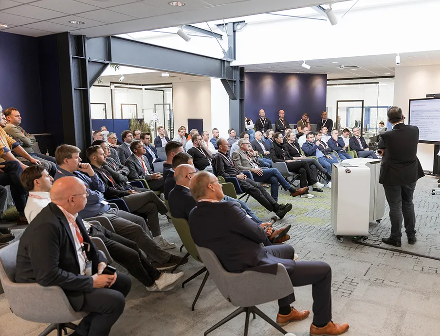 Rund 100 Logistikexperten aus Industrie und Handel besuchten anlässlich des Logistiktags von Unitechnik Systems das „DIGI:LAB“ am Standort Wiehl