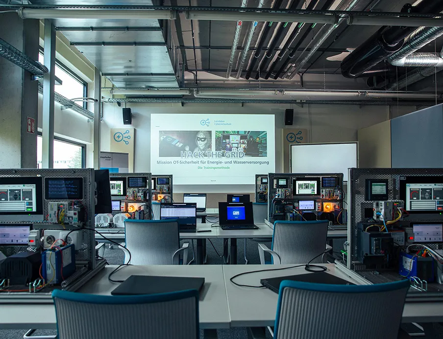 Der Bundesrat stimmt dem Kritis-Dachgesetz zu. Schulungen zur Erfüllung aller Anforderungen bietet das Lernlabor Cybersicherheit für die Energie- und Wasserversorgung von Fraunhofer IOSB-AST