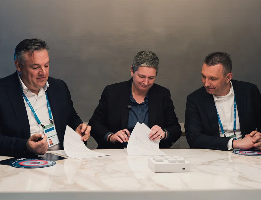 Rolf Schumann (Co-CEO Schwarz Digits), BSI-Präsidentin Claudia Plattner und Christian Müller (Co-CEO Schwarz Digits) vereinbaren im Rahmen der Münchner Sicherheitskonferenz eine strategische Partnerschaft zwischen BSI und Schwarz Digits