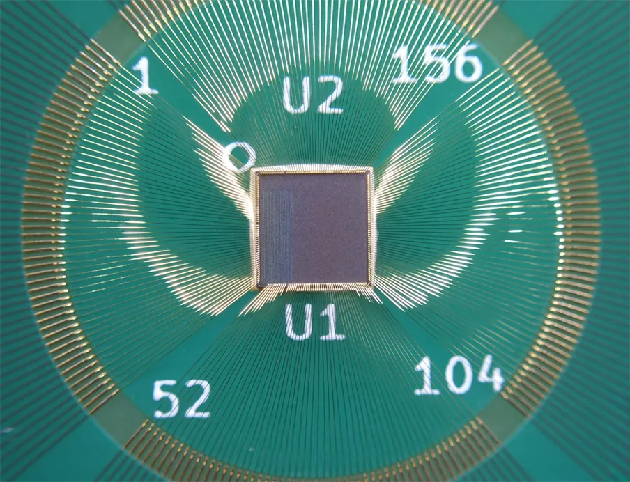 Gebondeter Sicherheitschip: Das RISC-V Secure Element ist auf einem Träger befestigt und über Bonddrähte elektrisch mit ihm verbunden