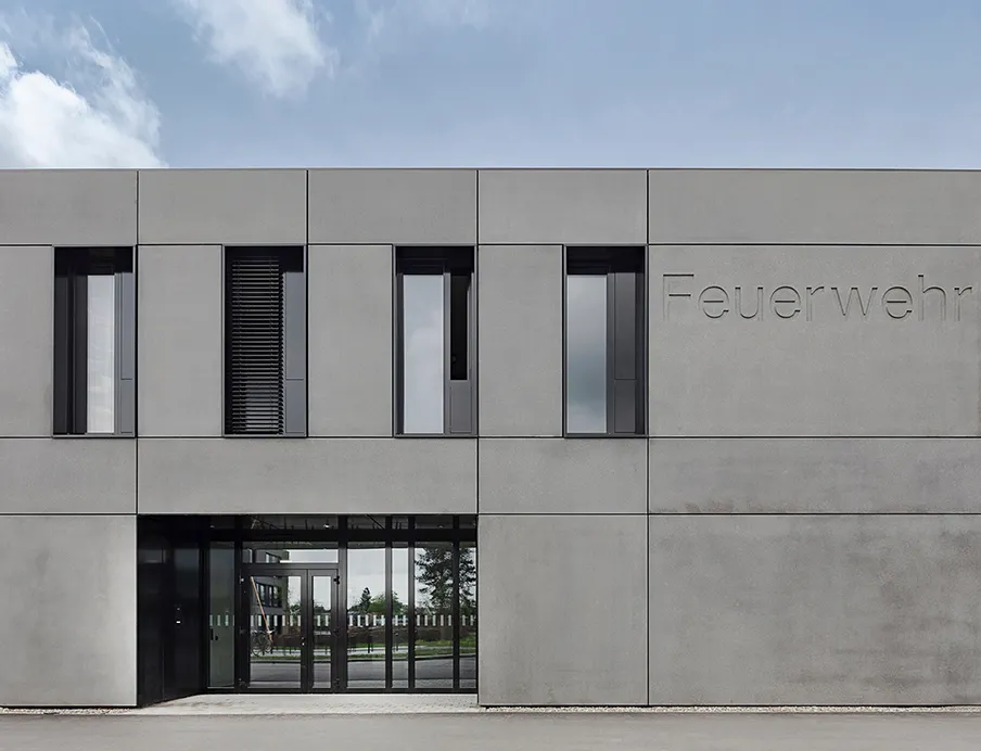 Explosionsschutz: Für die Gebäude in der Raffinerie Bayernoil waren unterschiedliche Fenster-, Tür- und Fassadenelemente vorgesehen. Die Bandbreite reicht von Festverglasungen über Öffnungsflügel bis hin zu Schiebeelementen und mehrflügeligen Türen
