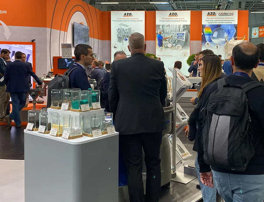 Im Mittelpunkt der Powtech Technopharm 2026 stehen Technologien für die Verarbeitung von Pulvern, Feststoffen und Flüssigkeiten sowie aktuelle Entwicklungen in der pharmazeutischen Verfahrenstechnik, im Recycling, in der Digitalisierung und im Explosionsschutz. Fachforen, Themenpavillons und Verbandsveranstaltungen ergänzen die Ausstellung.
