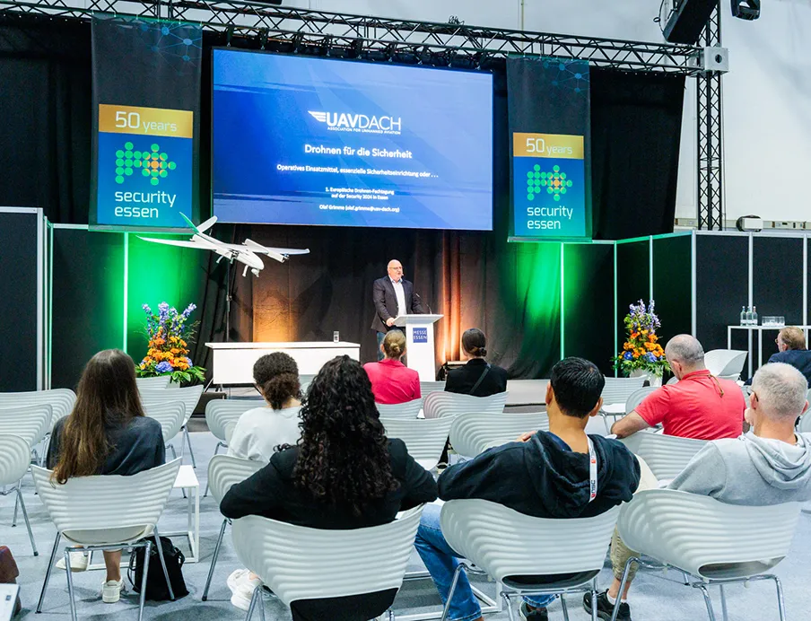 Drohnenabwehr: Die Europäische Drohnen-Fachtagung am 23. und 24. September bringt Experten aus Sicherheitswirtschaft, Behörden, Wissenschaft und Politik zusammen, um aktuelle Entwicklungen, rechtliche Rahmenbedingungen und wirksame Schutzkonzepte zu diskutieren