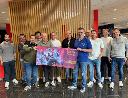 MPDV-Geschäftsführer Thorsten Strebel (Mitte, im blauen Poloshirt) mit dem IT-Team zu sehen, das erfolgreich den Cyber-Angriff abgewehrt hat