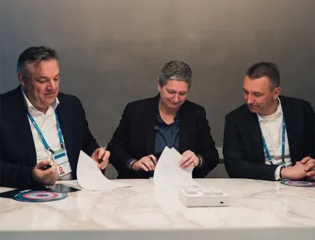 Rolf Schumann (Co-CEO Schwarz Digits), BSI-Präsidentin Claudia Plattner und Christian Müller (Co-CEO Schwarz Digits) vereinbaren im Rahmen der Münchner Sicherheitskonferenz eine strategische Partnerschaft zwischen BSI und Schwarz Digits