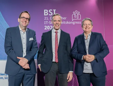 v.l.n.r. BSI-Vizepräsident Thomas Caspers, Staatssekretär Dr. Markus Richter und BSI-Präsidentin Claudia Plattner auf dem 21. Deutschen IT-Sicherheitskongress