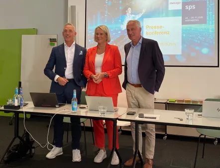 Steffen Winkler, CSO BU Automation Bosch Rexroth und Vorsitzender des Ausstellerbeirats der SPS, Sylke Schulz-Metzner, VP SPS Mesago Messe Frankfurt und Martin Roschkowski, President Mesago Messe Frankfurt, auf der Pressekonferenz in Stuttgart im Vorfeld der SPS 2026